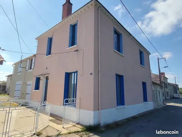 Maison avec jardin face à la plaine des sports, au bord de la Vendée
