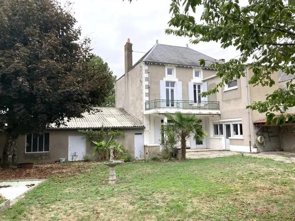 Belle Maison de Maître en centre ville avec jardin et garages