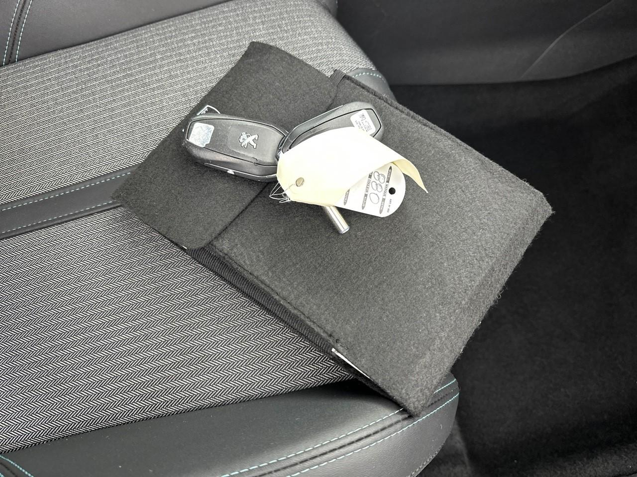 Peugeot 3008 puretech 130ch s&s eat8 allure pack — photo 34