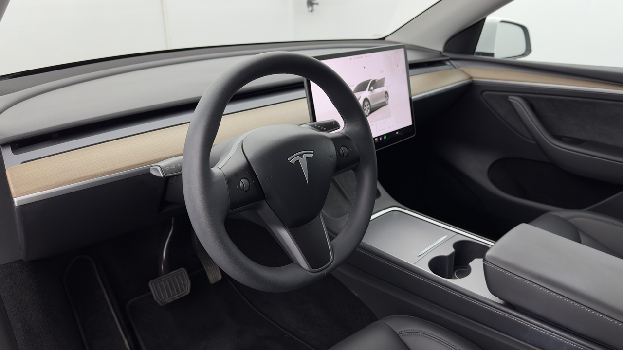 Tesla MODEL Y Standard RWD — photo 12