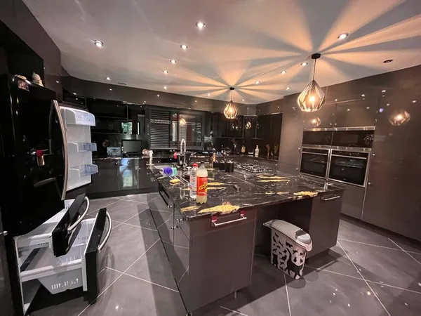 Maison 5 pièces 250 m²