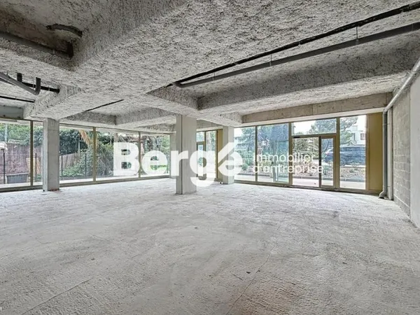 Local commercial 142 m²