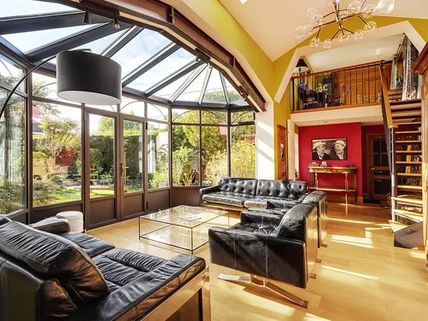 Demeure néo-régionaliste et son orangerie baignée de lumière