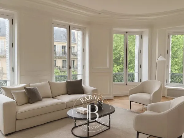 Paris 8 - Franklin Roosevelt - Appartement rénové au 4è étage avec vue dégagée - 4 chambres