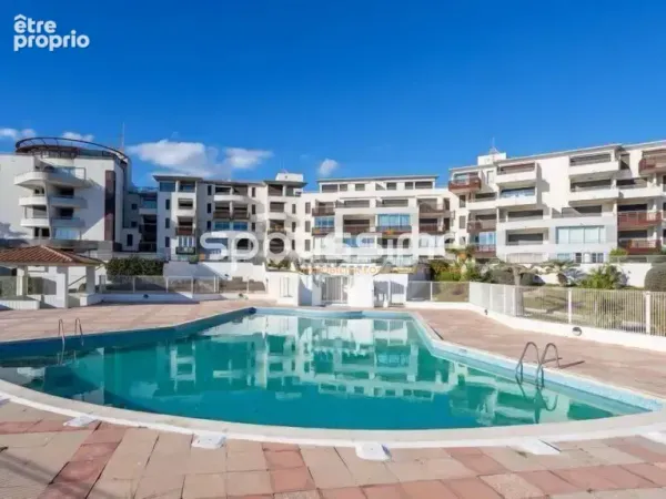 CAP D'AGDE  ROCHELONGUE  T2 cabine  Vue mer latérale  Piscine  Ascenseur