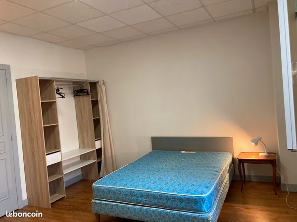 Grande chambre meublée indépendante