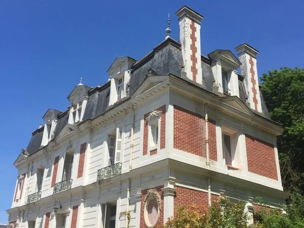Loue studio centre bourg Château du Loir