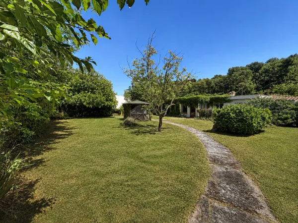 Maison Carnoux En Provence, plain-pied, toit plat, proximité centre ville, 180m2 habitable, terrain 
