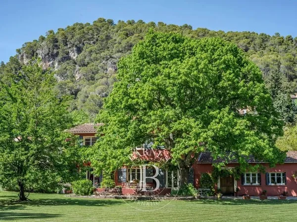 Maison 10 pièces 258 m²