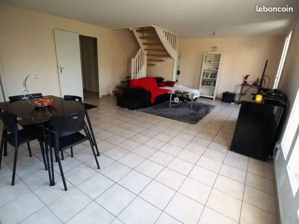 Au RDC: entrée, lumineux séjour/salle à manger (39m²)