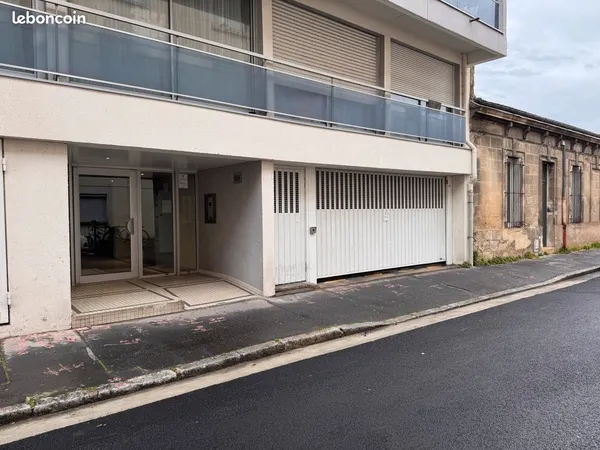 Place parking moto couverte