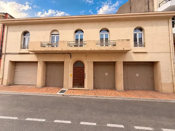 NÎMES - IMMEUBLE de 9 LOGEMENTS AVEC GARAGES