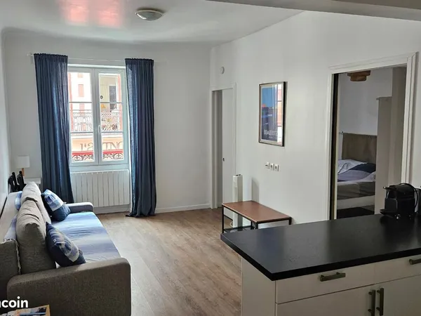 T2 traversant 30 m² au coeur de Biarritz, quartier des Halles