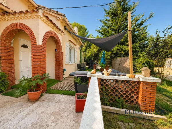 Maison à fort potentiel T3 avec jardin et dépendances proche d