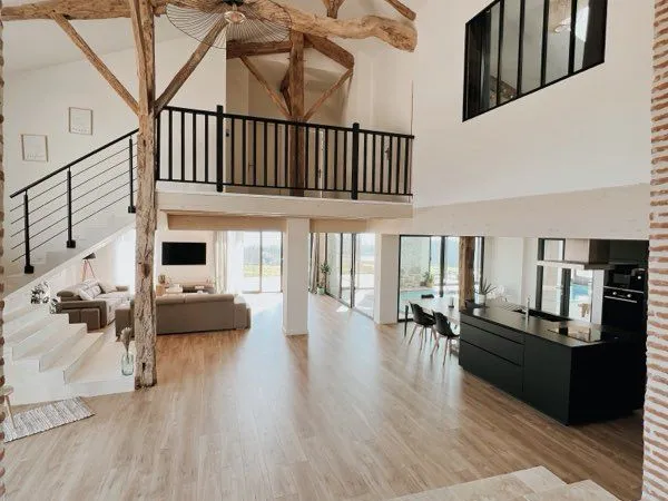 Grange rénovée de 320 m² avec piscine intérieure, vue sur Villeneuve-sur-Lot et la possibilité de cr