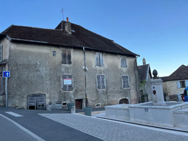 Immeuble ancien au centre du village