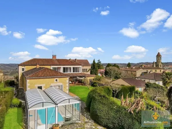 Propriété en pierre avec partie professionnelle et piscine couverte