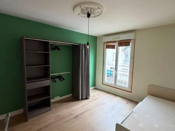 Chambre meublée en colocation
