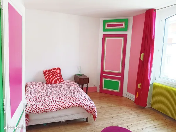 Chambre dans une maison avec jardin