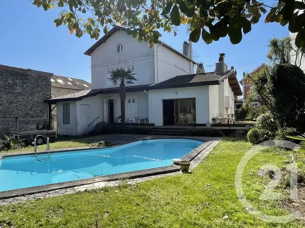 Maison 10 pièces 275 m²