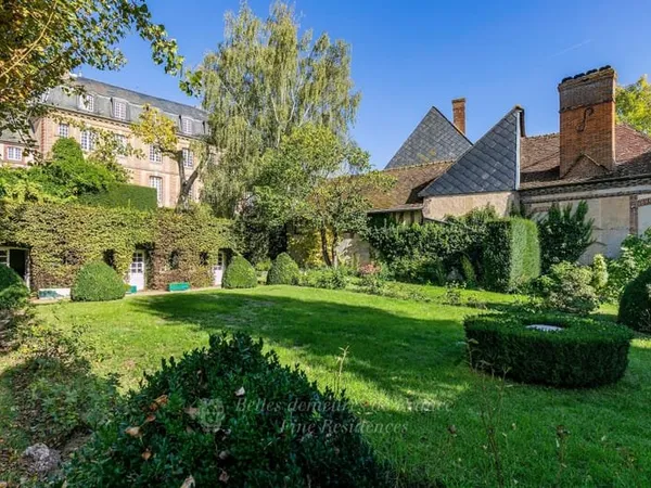 A 1h15 de Paris, superbe Hôtel Particulier Louis XV inscrit MH en parfait état, jardin arboré clos d