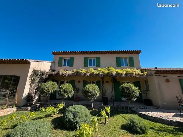 Maison en bordure de village