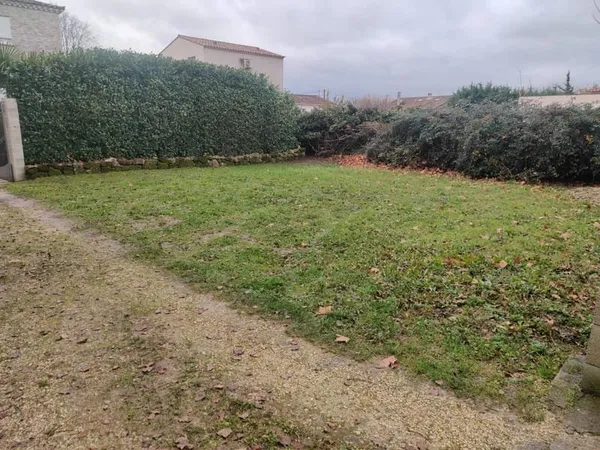 a vendre terrain de 204m² viabilisé hors lotissement à roquemaure