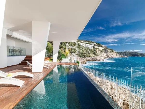 Vue panoramique sur le Cap Ferrat et accès immédiat au littoral