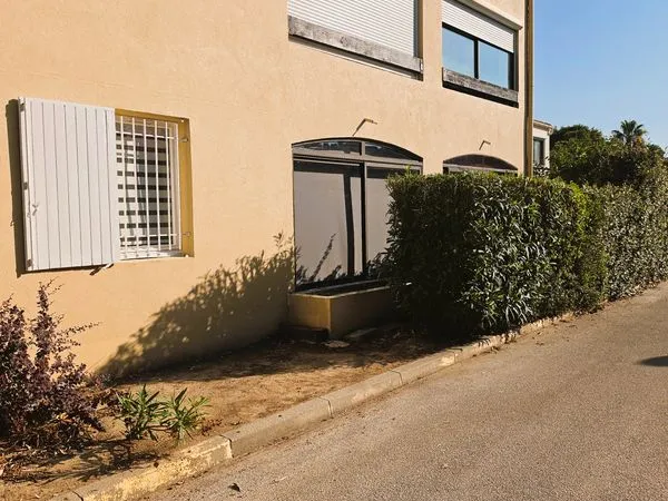 Appartement 2 pièces 37 m2 (31m2 loi Carrez) Saint-Cyr-sur-Mer 83270 · Quartier Le Plan de la Mer + 