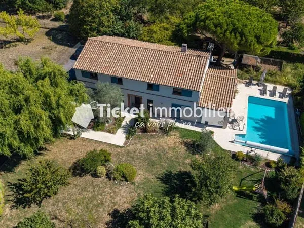 Maison 7 pièces 235 m²
