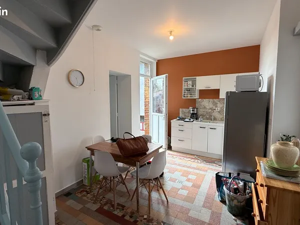Maison de bourg meublée 3 pièces jardin stationnement dans cour