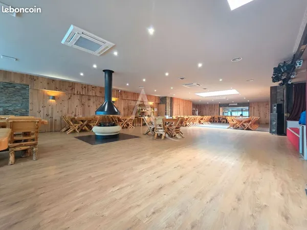 Local 780 m² Le Pin