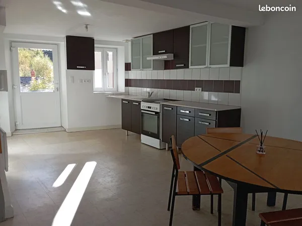 Maison de ville, 90m2, meublée, 4 pièces + garage
