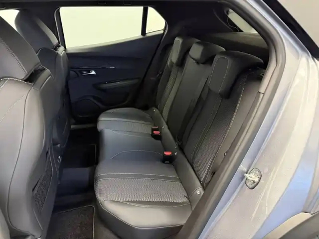 Peugeot 2008 hybrid 145 e-dcs6 — photo 28