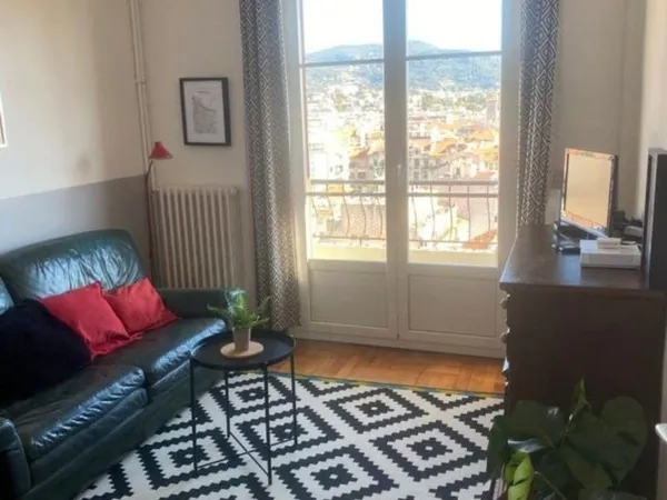 Jolie chambre parquetée sans vis à vis, balcon