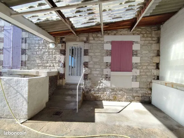 2 pièces grand salon + cour calme TBE gare Migennes