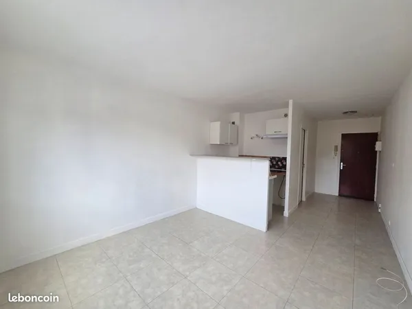 Studio 25 m2 proche rer c et centre ville