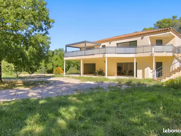 Maison 5 pièces 240 m²