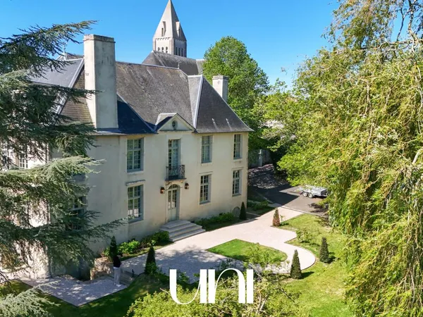 Manoir 11 pièces de 305m2 avec dépendances - TROARN