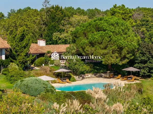 8 hectares, 703 m² habitables, vue panoramique - propriété