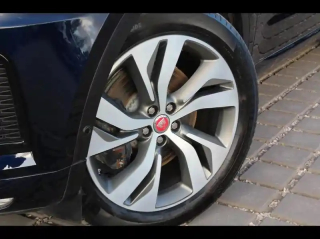 Jaguar E-Pace p300e phev r-dynamic hse bva awd — photo 19