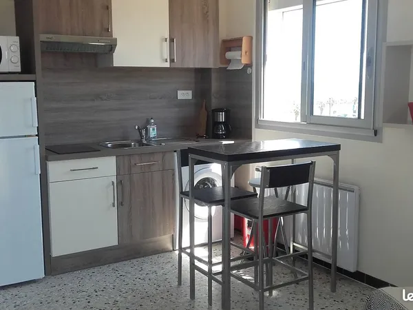 Canet port studio avec parking pour étudiant ou déplacement 385 euros par mois