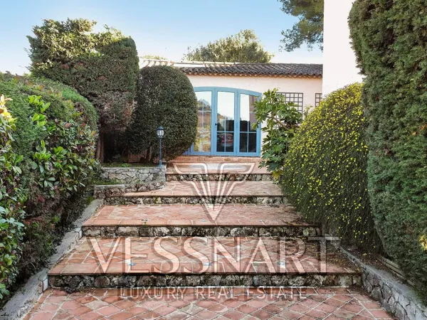 Villa de charme avec piscine dans un domaine prestigieux