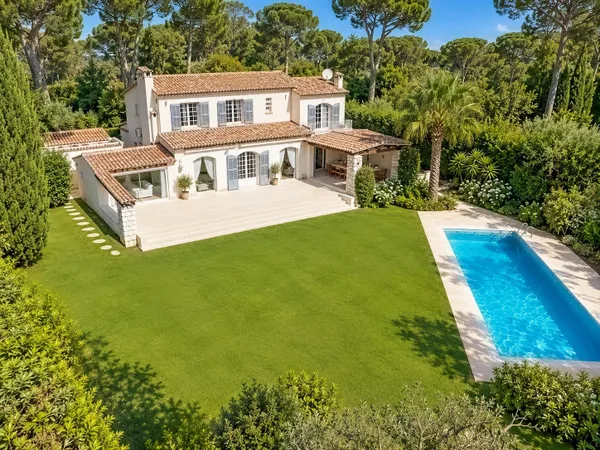 Spacieuse villa avec jardin plat et piscine