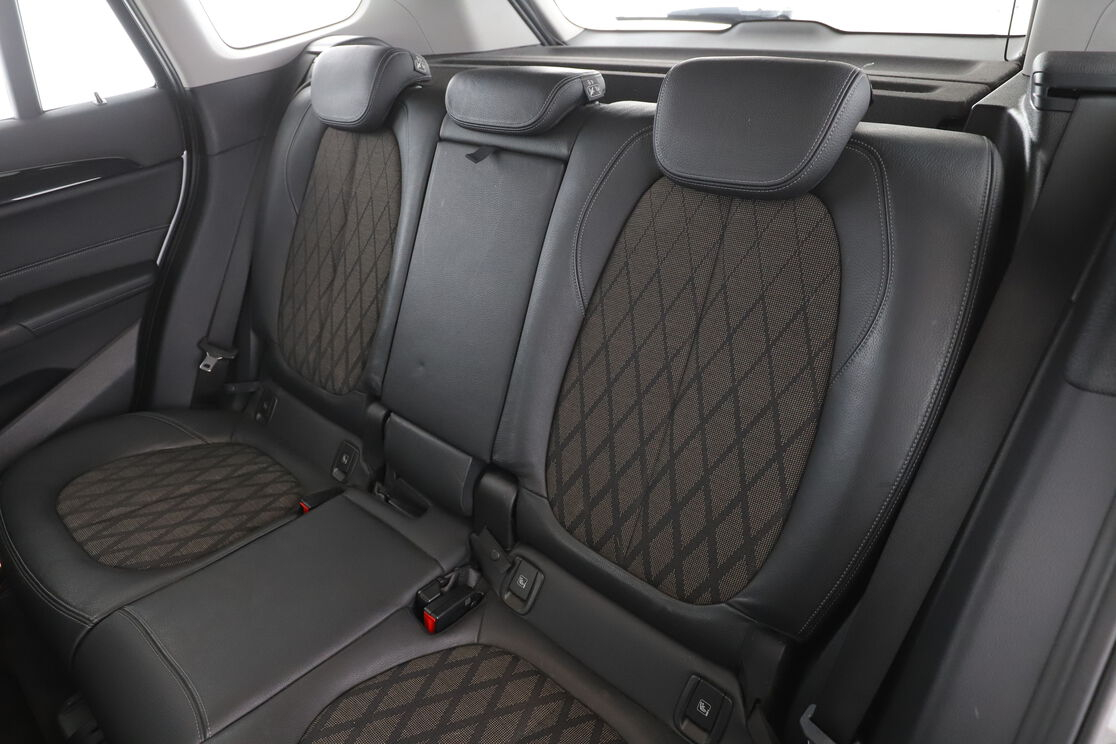 BMW X1 sDrive18d xLine — photo 13