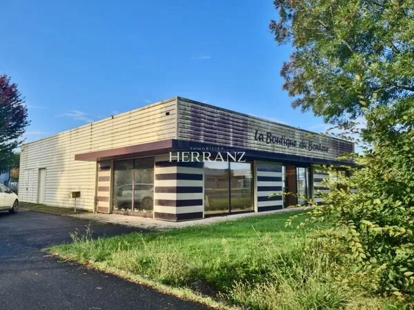 Local commercial de 370 m2 avec grand parking et potentiel de développement