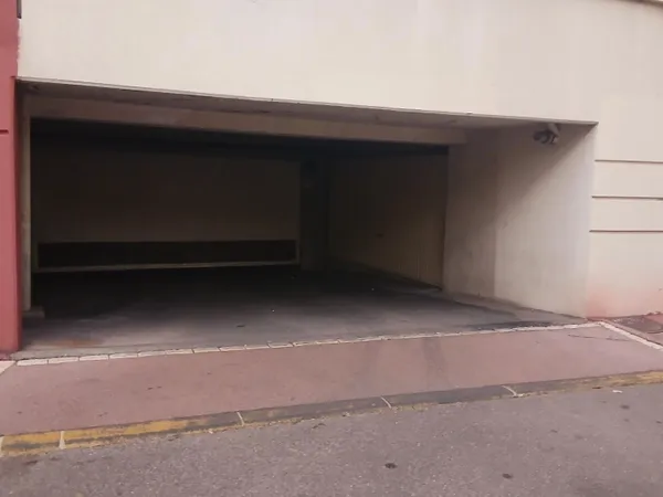 Loue parking - 15m²