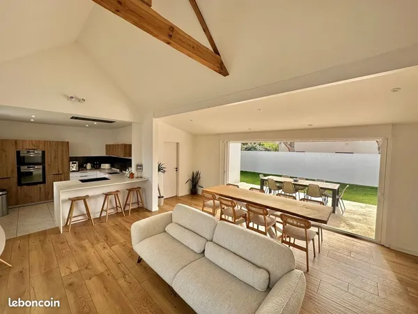 À VENDRE - Maison rénovée avec piscine chauffée à 300 m de la plage