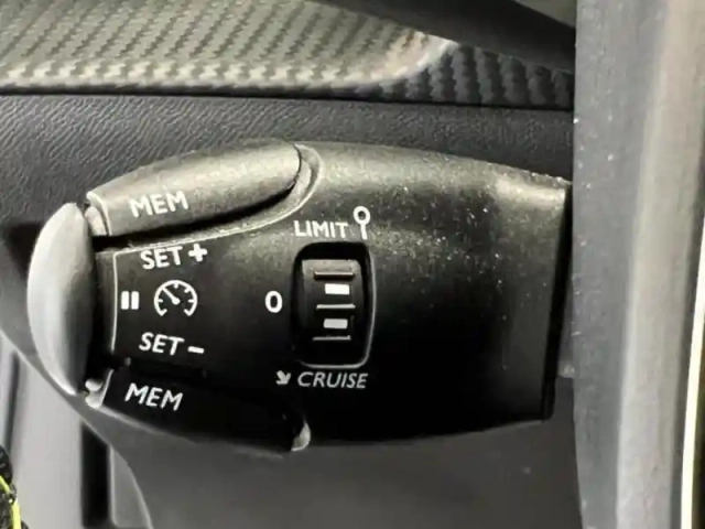 Peugeot 2008 e- 136ch gt — photo 11