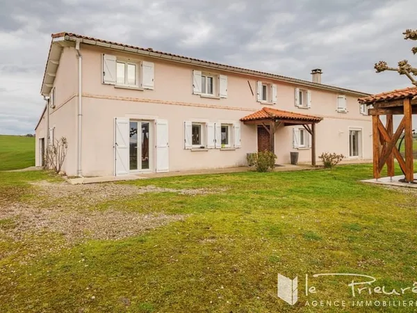 Propriété familiale de 350 m² avec terrain de 8 ha environ, piscine et belles dépendances
